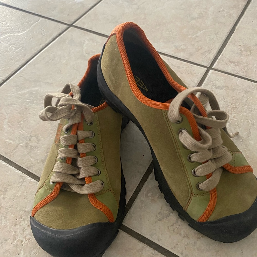 Light green suede women’s keen shoes